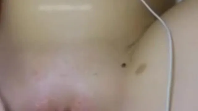 Pechos grandes y culo gordo, una presentadora de belleza del Noreste con una botella de leche de primer nivel, un coño sin pelo de primer nivel y accesorios para follarle el coño y gemir y seducirla.