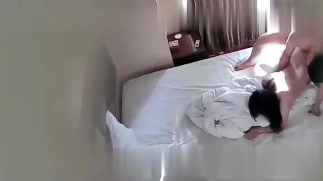 宾馆偷拍听对话是还在上班的良家少妇偷偷和情人开房 正操时突然2次接到客户电话