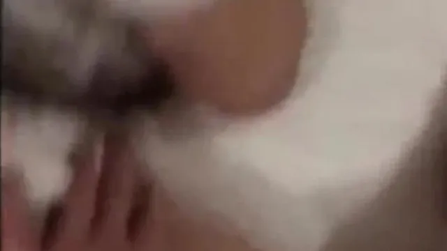 Después de follar en el coche, follando con una preciosa chica con pantalones de cuero, lo volvemos a hacer en el hotel