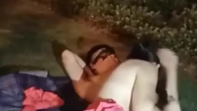 逼毛性感大胆红衣美女主播半夜和粉丝小哥路边绿化带野战不时有车路过也不怕