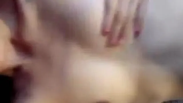 清純そうな小さな虎の歯を持つ美女の第 3 シーズンでは、ベッドでミルクとおしっこを漏らし、ピンク色の柔らかいマンコを見せつけます。