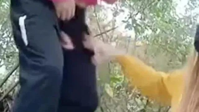 [Luta de campo na floresta] A jovem coquete seduz o homem para a floresta