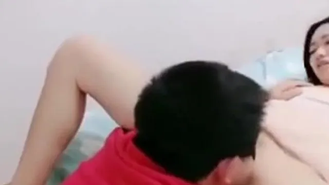 [Merveilleuse intrigue] Agir comme si la sœur n'était pas à la maison et que le beau-frère était tellement excité qu'il baise sa belle-sœur en regardant un film pornographique, et la belle-sœur gémit si fort et si excitant