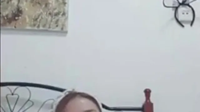 [Diffusion en direct de masturbation domestique] Montrant son visage en bas noirs, sucant une fausse bite puis l'insérant dans son trou