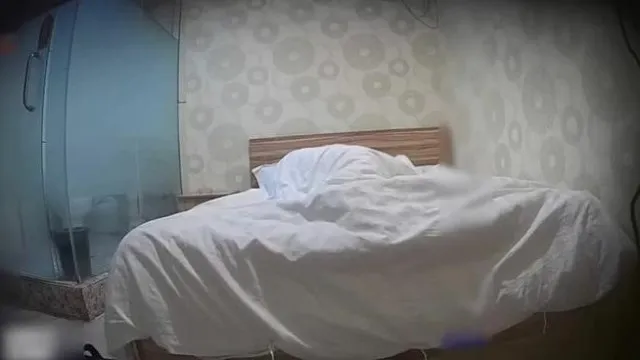 【宾馆偷拍】壮小伙和年轻少妇偷情姿势不少