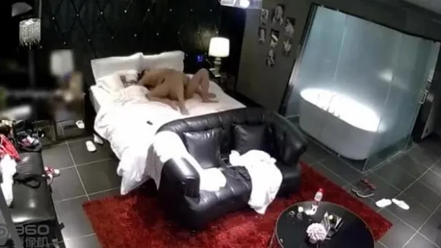 【酒店偷拍】小伙把身材修长大学女友干的狂叫,听声音都操都哭了,追到卫生间继续干