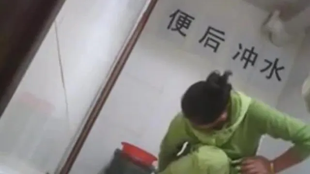 【厕所偷拍】女厕偷拍 抹完还要揉一揉下面