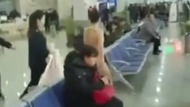 No último incidente vazado, uma garota com peitos grandes e caracteres grandes escritos nas costas de repente tirou a roupa e falou em voz alta na sala de processamento de certificados.