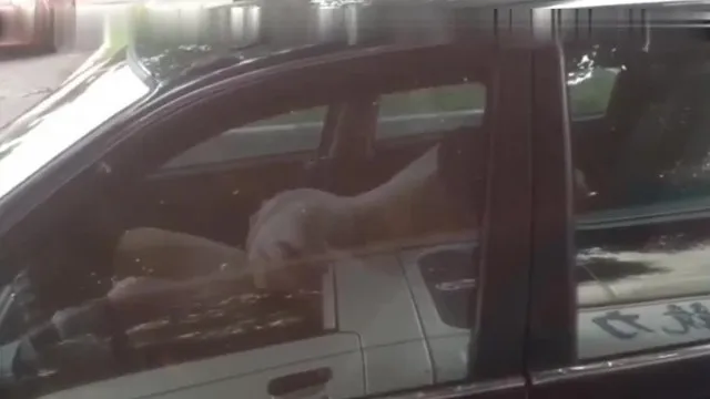 超疯狂，广州1对男女，大白天在马路边脱光车震，旁边车里人一直在拍都没停
