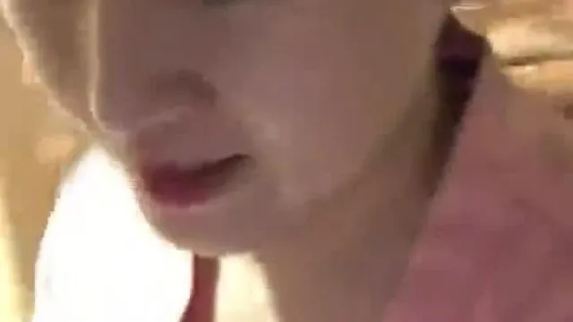百度热搜网红主播工地大尺度挑逗建筑工人 遭网友怒怼的那个女主播各种场所露骨挑逗