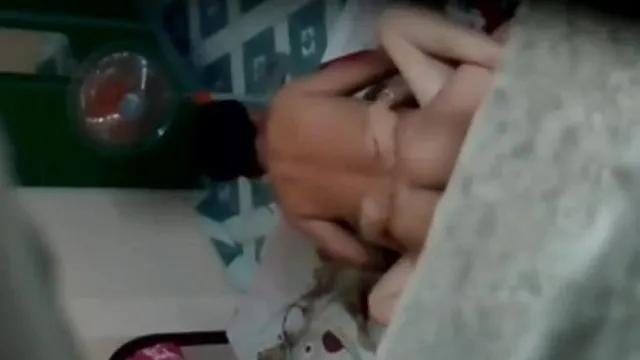 半夜趴透气窗台偷窥邻居小两口过性生活，嫂子的皮肤白皙奶子够大很是让人羡慕