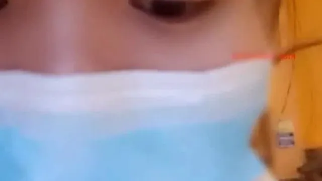 白嫩大眼萌妹温泉直播让人摸奶摸逼，还给别人打飞机这小哥不知道有没有幸福来敲门的感觉