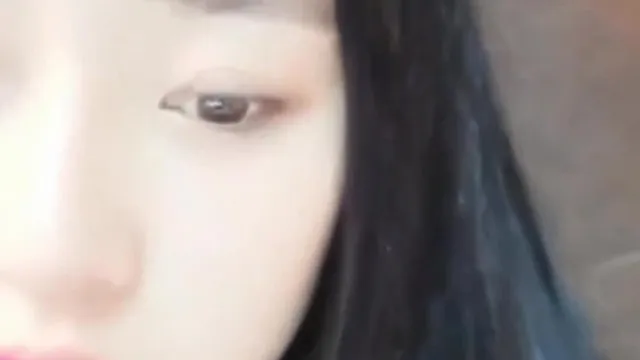 96年学舞蹈的箩莉系超可爱萌妹子主播直播无内一字马,可解锁尝试各种新奇姿势