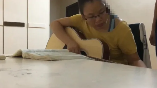Profesor particular de guitarra viene a enseñarle a tocar el piano a una mujer con gafas de buena familia y se burla de ella durante el recreo, desnudándola a la fuerza y ​​teniendo sexo con ella y corriéndose en su culo, el culo de la mujer está muy gordo. Diálogo mandarín 1080P versión original