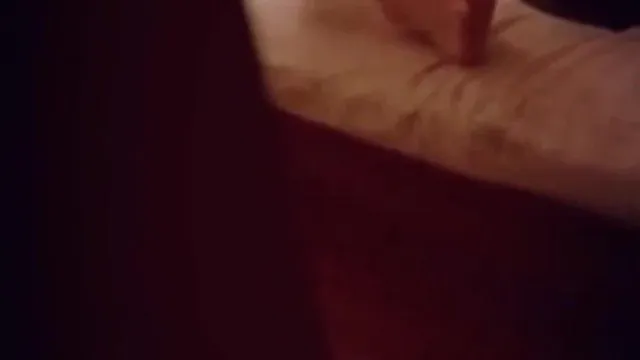 La célébrité Internet Doraemon raconte l'histoire de sa fille regardant un masseur AV et se masturbant, mais son père la trouve et pousse la porte pour coucher avec elle et son dialogue est obscène.