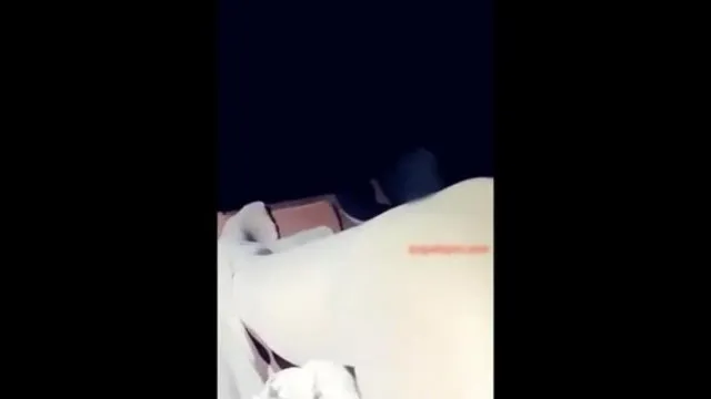 长得像关X彤的外围女主播半夜和不会说普通话开奥迪车的土鳖大叔车震喷湿了他的车