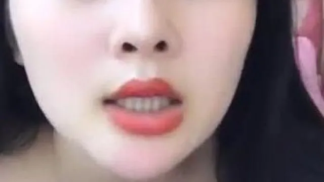 Une nouvelle jeune femme en bas noirs sexy se masturbe avec des accessoires séduisants. Elle expose son visage et joue avec le vibromasseur avant de faire du sexe oral. Si vous l'aimez, ne le manquez pas.