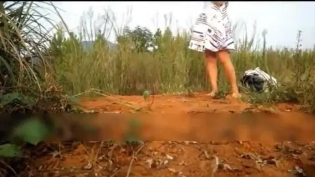 Une jeune institutrice de maternelle a légèrement montré son visage au sommet de la montagne et s'est fait sucer par la grosse bite par le bras et a crié à son mari de se dépêcher.