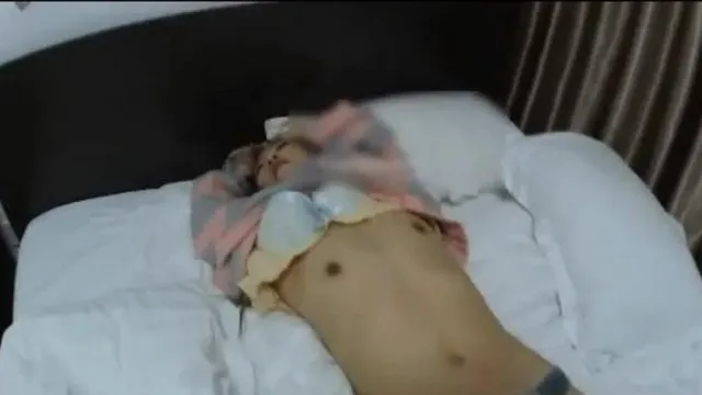 Una belleza sexy acompañó a su mejor amiga al KTV para encontrarse con un internauta que bebía demasiado y fue al baño. Dos hombres querían follársela en el baño. Después de fracasar, la llevaron al hotel y se turnaron para follársela.