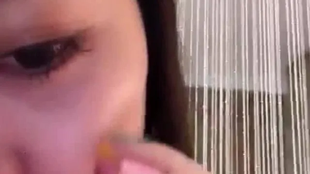 强烈推荐 超人气美女主播小妖深夜福利秀.mkv