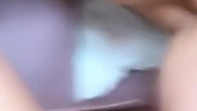 No te pierdas la retransmisión en directo por teléfono móvil de una belleza esbelta presentadora de pechos pequeños desnudándose completamente en un primer plano, masturbándose y dándose una ducha en el baño.