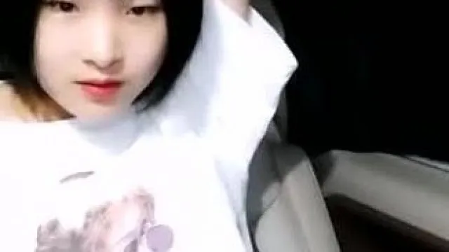 Uma linda jovem está fazendo sexo com seu amigo sexual no carro ao vivo. A garota é pura e fofa. O sexo oral é muito tentador.