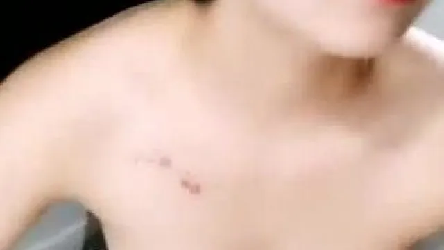 年轻漂亮小美女先和炮友车震  然后自慰揉穴 无毛粉嫩十分诱人