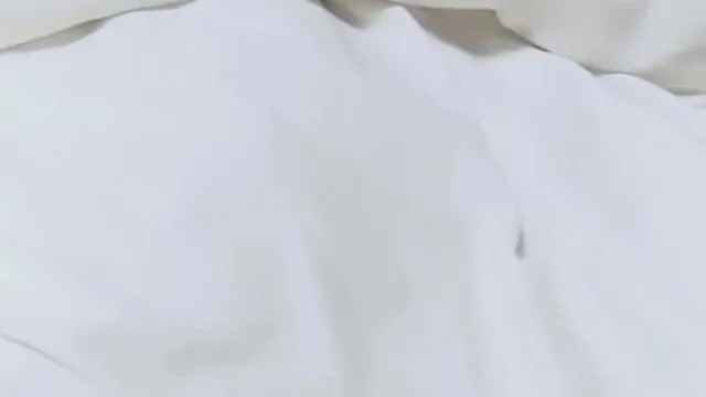 Mi novia está jugando con su celular y el chico se está impacientando. ¿Puedes abrirlo y echarle un vistazo?
