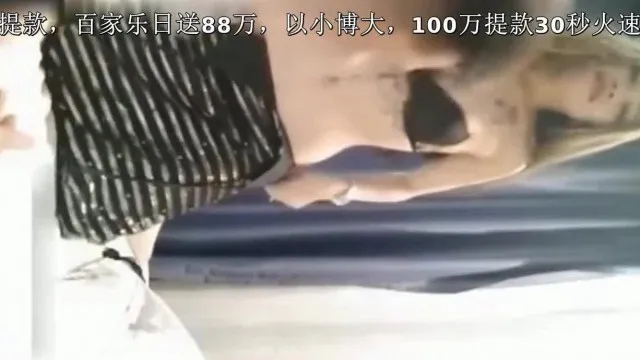 两个江西小伙酒店开房嫖妓直播小姐网红高素质颜值穿着黑丝逼毛浓密特别性感被轮流干