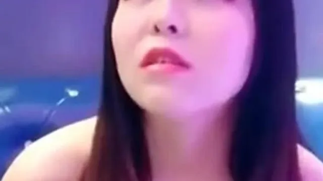 Olha a garota bem familiar com rosto infantil e seios grandes rasgando as meias e transando com a amiga fã no sofá da KTV