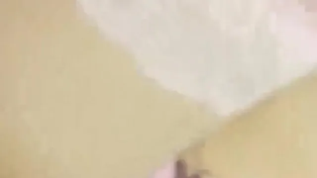 【姐弟乱仑】闺房自摸难耐 勾引睡觉中的弟弟