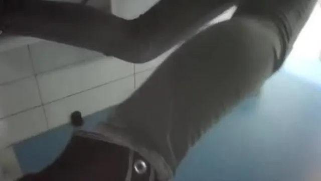 女厕尾随妹子进女厕偷窥玩手机的高跟妹子