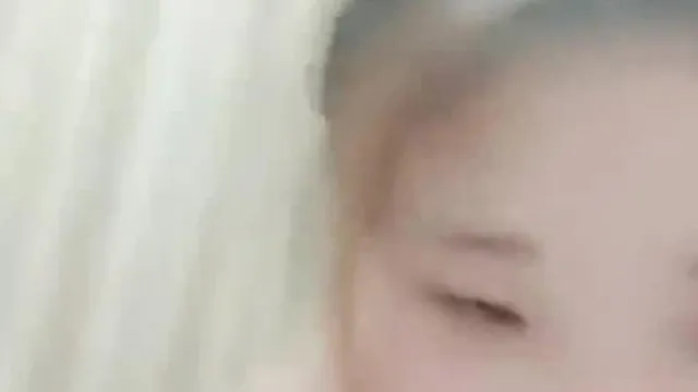 La joven y bella presentadora practica sexo oral con su amiga sexual y juega con su coño. Tiene una figura esbelta y un hongo rosa que resulta muy atractivo.