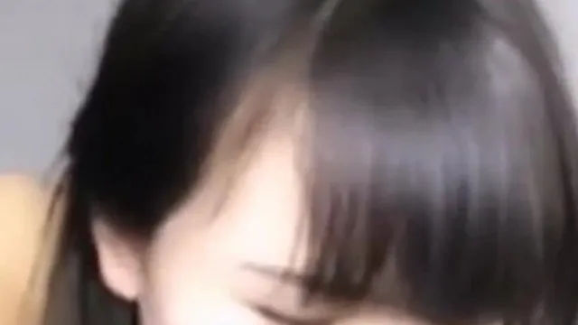 美女在宝马车上自慰