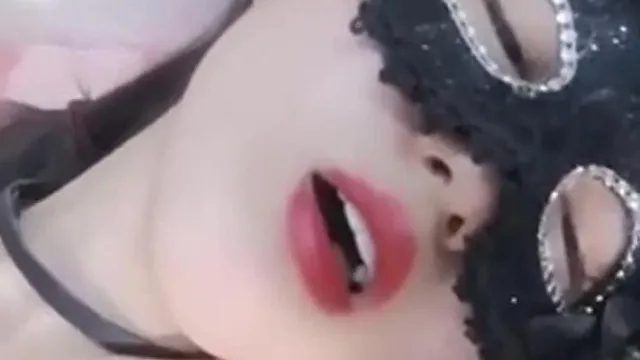 Ma femme en bas sait juste comment se masturber et se curer la chatte