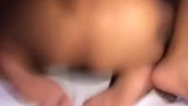 Transmisión en vivo por teléfono móvil de un apasionado show de sexo 3P en un hotel. Después de que una persona folla y la otra continúa, la chica dice que es demasiado excitante.