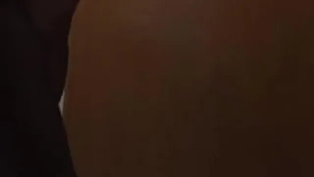 商场厕拍妹子抹完还要闻一闻