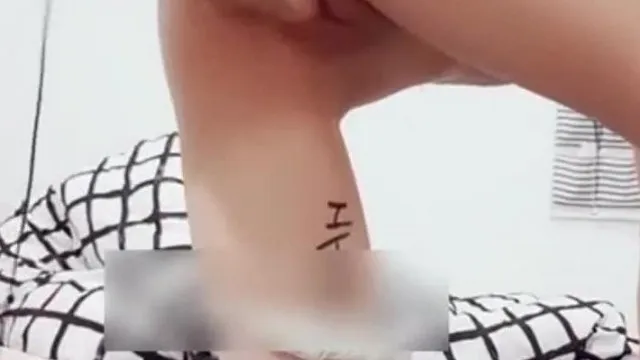 El juguete personal de la mejor diosa tetona: una pequeña enfermera seduce con medias blancas, piernas largas, pechos grandes, se masturba y moja las palabras sucias.