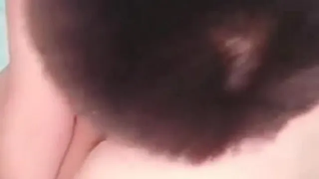 奶子好大骚情少妇双人床上的性爱一多大秀口交啪啪奶子晃人