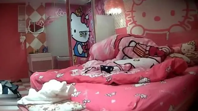凛とした美しい美女がデブ男とセックスする様子をリアルかつ濃厚に盗撮した特別なホテル。男が疲れると女は金玉とチンポを舐め続け、女も携帯で自撮りした。電話。