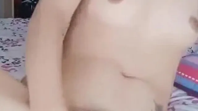 骚气少妇脱光光床上振动棒自慰