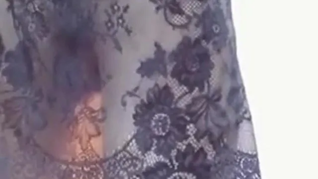 L'ancre élancée et à la peau claire porte du tulle et prend diverses poses pour séduire vos nerfs.
