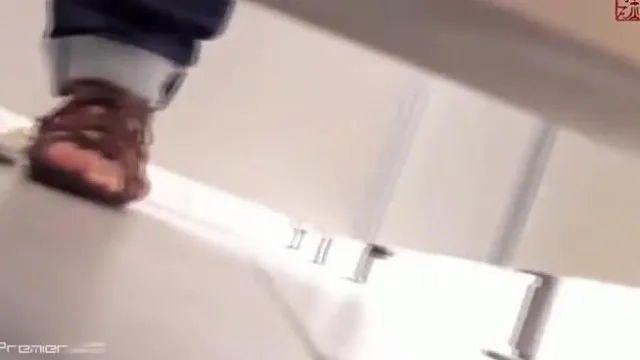 卫生间藏匿隔间偷拍美女方便