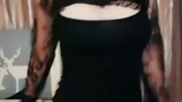 Maomao Yiduo, con cara de bebé, pechos grandes y cachonda, muestra su espectáculo de masturbación, dejando al descubierto su rostro con medias negras y lencería sexy, bailando seductoramente, usando accesorios para empujarla apasionadamente, y su expresión de cachonda le da ganas de follársela.