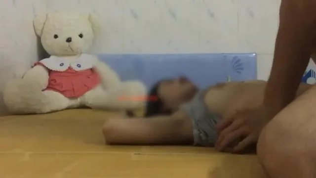 变态屌丝小青年太疯狂了把暗恋已久的学妹搞昏死过去出租屋翻过来调过去啪啪啪太能折腾了很饥渴720P高清