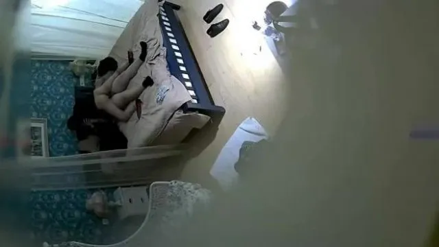 衣服还没脱就急着吃屌日了两炮