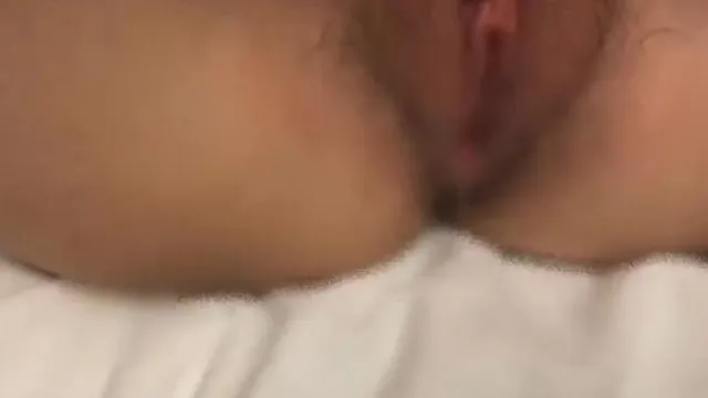 Sexy schwarze Strümpfe und eine langbeinige Schlampenfreundin machen Wellen, um sie bis zum Äußersten zu verführen
