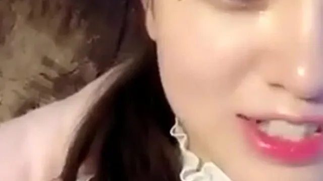 En la segunda temporada de la belleza de aspecto puro con pequeños dientes de tigre, sus pechos gotean sobre la cama y ella es tentadora, mostrando su coño rosado. Si te gusta, no te lo pierdas.