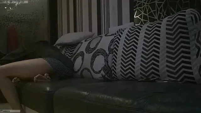 El maestro concertó una cita con una hermosa chica de trasero gordo y cuerpo sexy en el sofá de casa. Primero jugó con la hermosa chica de nalgas gordas hasta que estuvo a punto de llegar al clímax, y luego le pidió a la hermosa chica que se acercara y follara. Ella misma lo filmó con su teléfono móvil. ¡Versión de alta definición sin marca de agua!