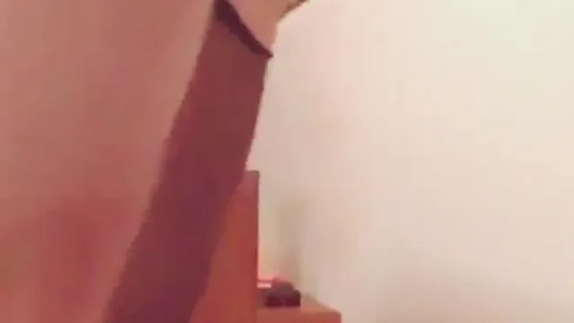 La celebridad de Internet Doraemon realiza una actuación sexy en la que ata al novio dormido de su mejor amiga y se la folla con una polla dura. El diálogo es claro.